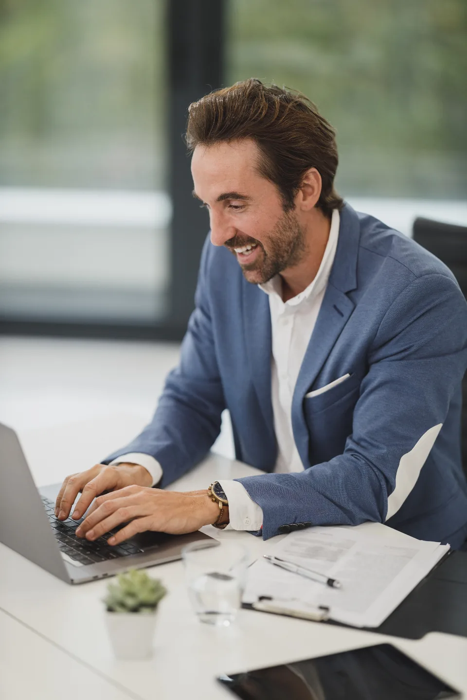 Consultor de Glovo Analytics trabajando en un proyecto de analítica de datos